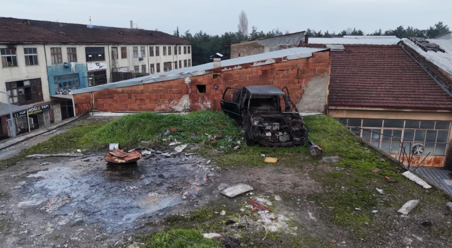 Bursa'da çatıda bulunan hurda araç 20 yıl sonra ortaya çıktı