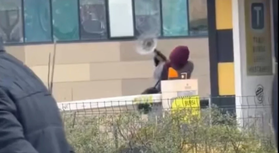 Bursa'da taksiye alınmayan sağlıkçı durağı dağıttı