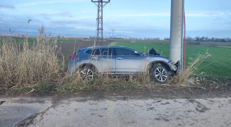 Bursa'da otomobil direğe çarptı: 1 yaralı