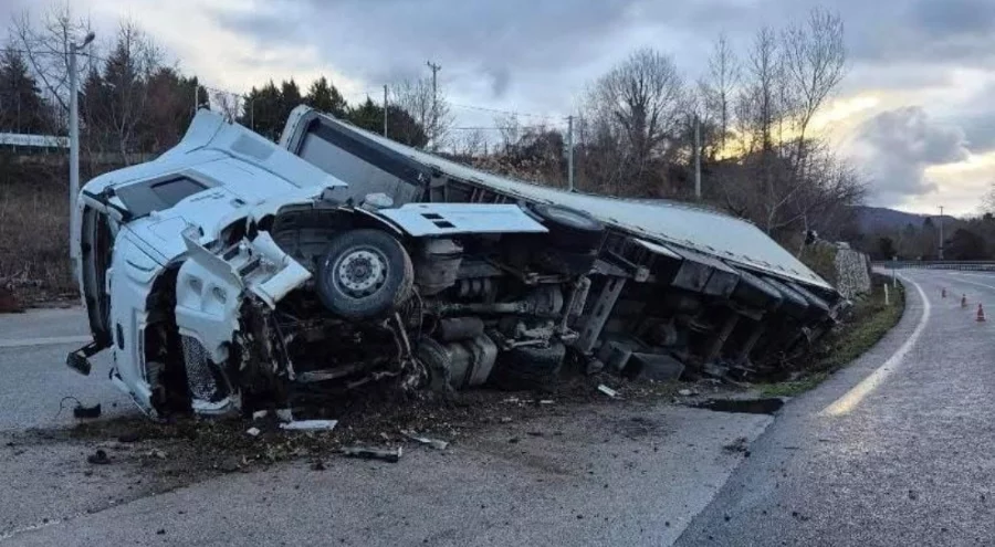 Bursa'da kontrolden çıkan tır kanala devrildi