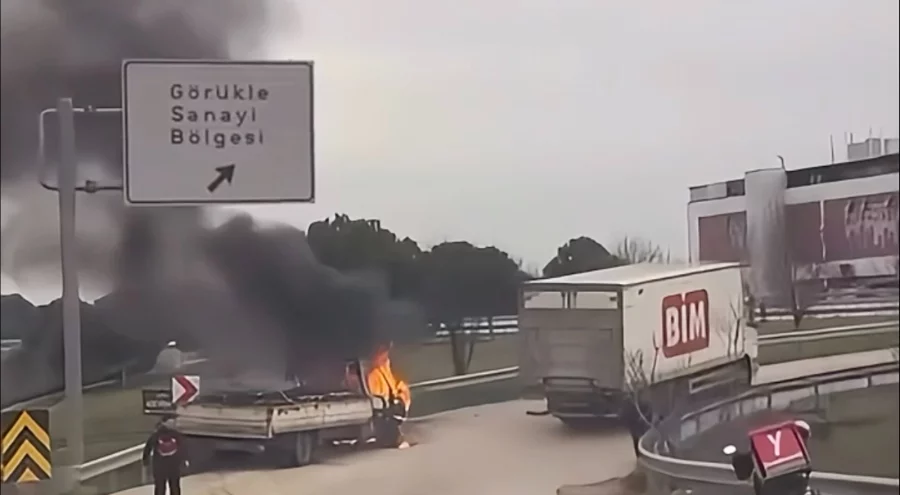 Bursa'da seyir halindeki kamyonet alev aldı