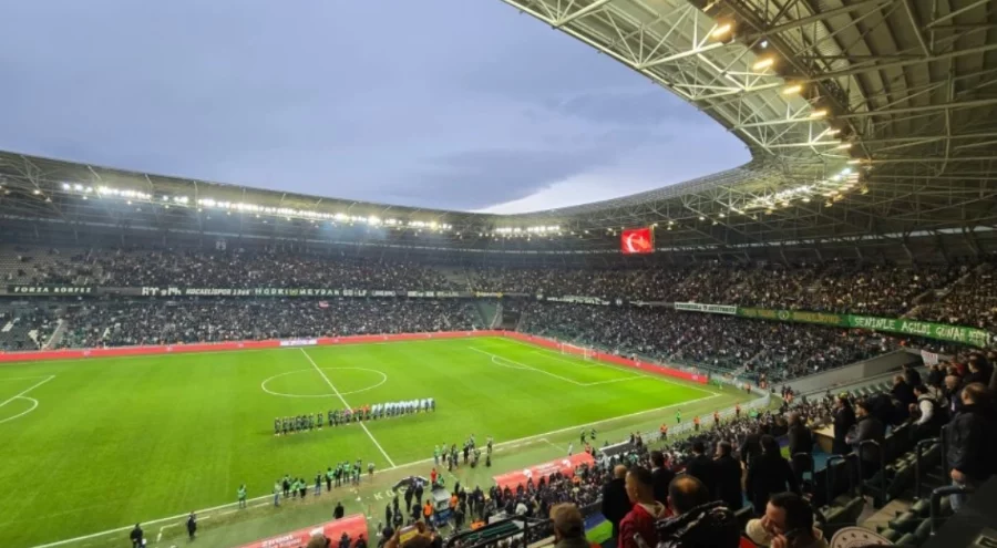 Tribünden düştü, 20 yaşındaki taraftar hayatını kaybetti!