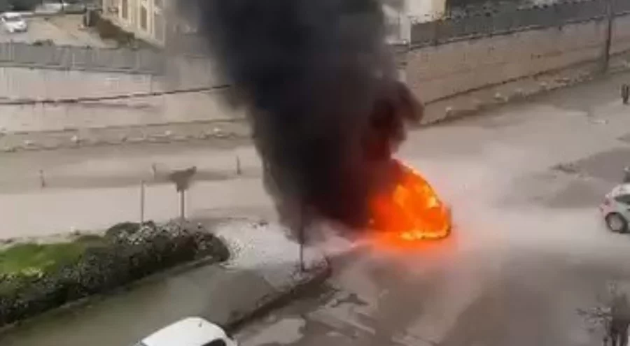 Bursa'da alev alev yanan otomobil mahalleyi ayağa kaldırdı