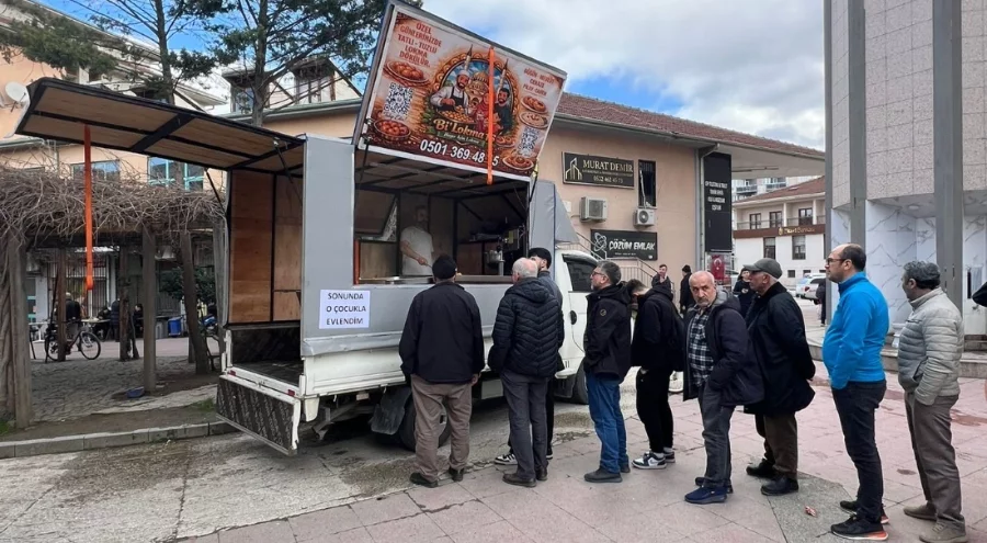 Bursa'da Dileği Gerçekleşen Kadın Lokma Dağıttı