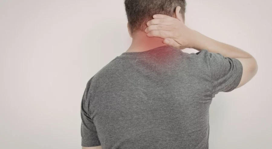 Boyun Ağrısını Artıran Oturma Hatası: "Çene Öne"