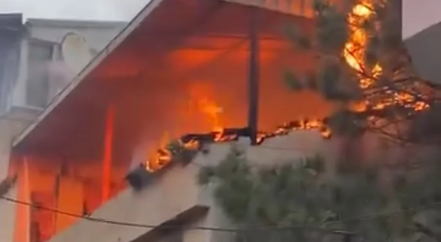 Bursa'da çatı yangını: Daire alev topuna döndü