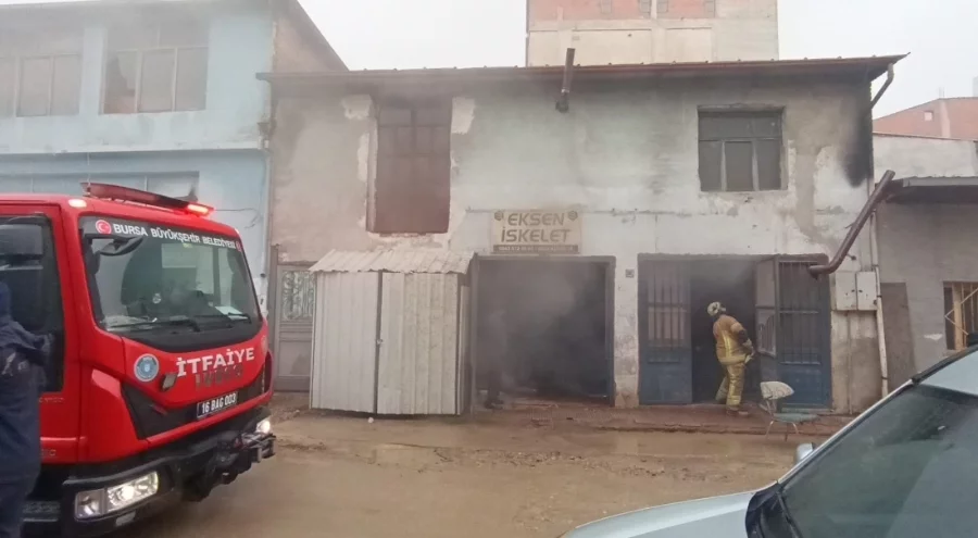 Bursa'da mobilya imalathanesinde yangın: Alevler büyümeden söndürüldü