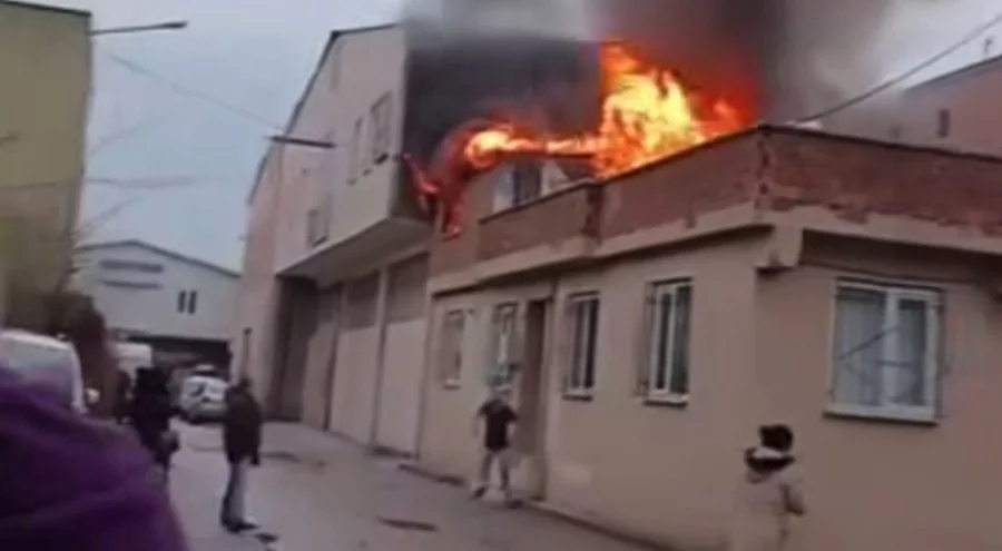 Bursa'da Çatı Alev Alev Yandı