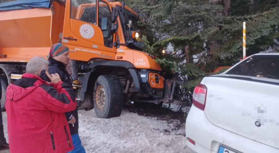 Bursa'da Kar Küreme Aracı Dehşeti: Otomobil Şarampole Savruldu