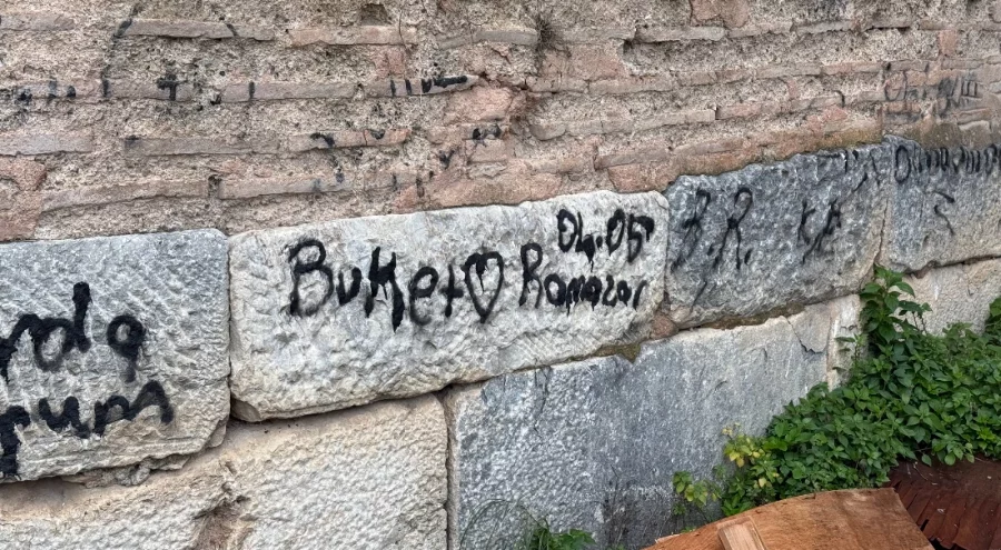 Bursa'da 2 bin yıllık surlara sprey yazılar: Turizmciler ve vatandaşlar tepkili