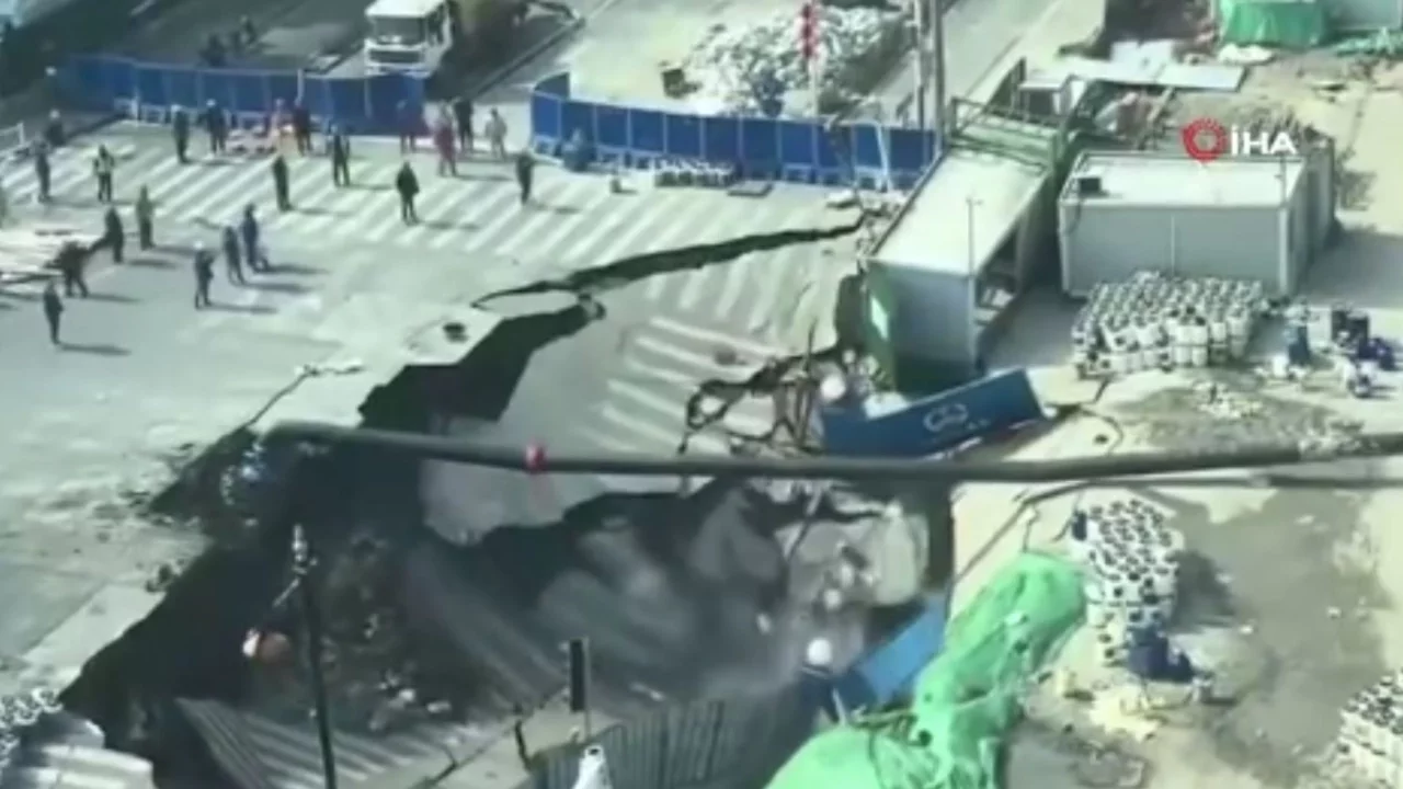 Şanghay'da metro inşaatında yol çöktü: Dev çukur oluştu