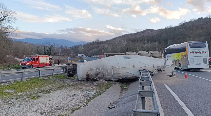 Bursa'da beton tankeri devrildi: Sürücü ağır yaralandı