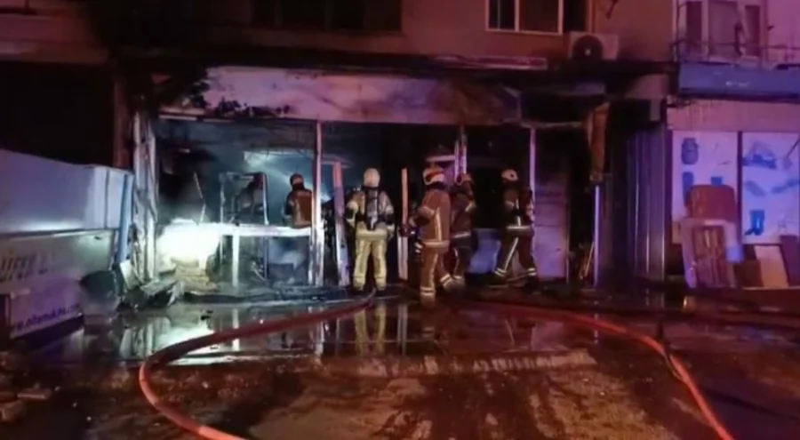 Bursa'da balıkçı dükkânında yangın: Üst kattaki ev dumanla doldu