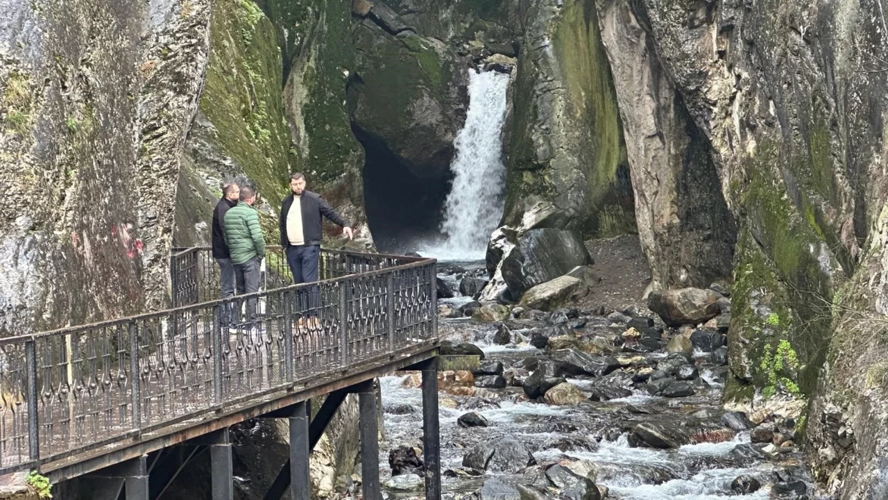 Bursa'da kuruma noktasına gelen şelale yeniden coştu