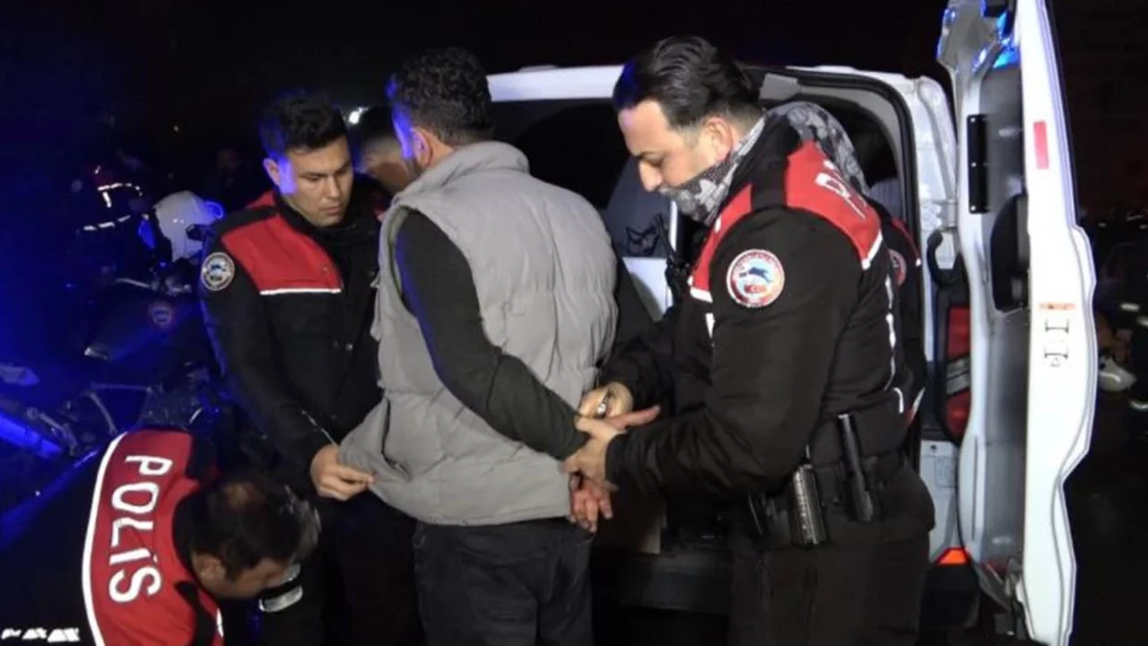 Kız arkadaşının aracını yaktı, yetmedi kendi minibüsünü de ateşe verdi