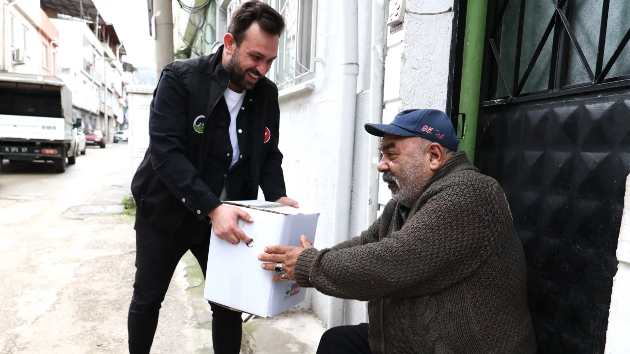 Osmangazi'de Ramazan kolisi dağıtımı devam ediyor