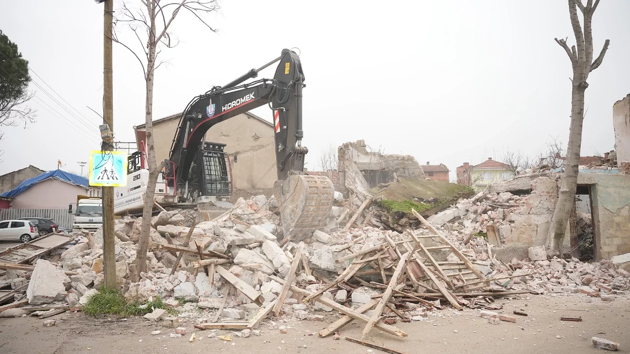 Yenişehir'de Okul Karşısındaki Metruk Bina Yıkıldı