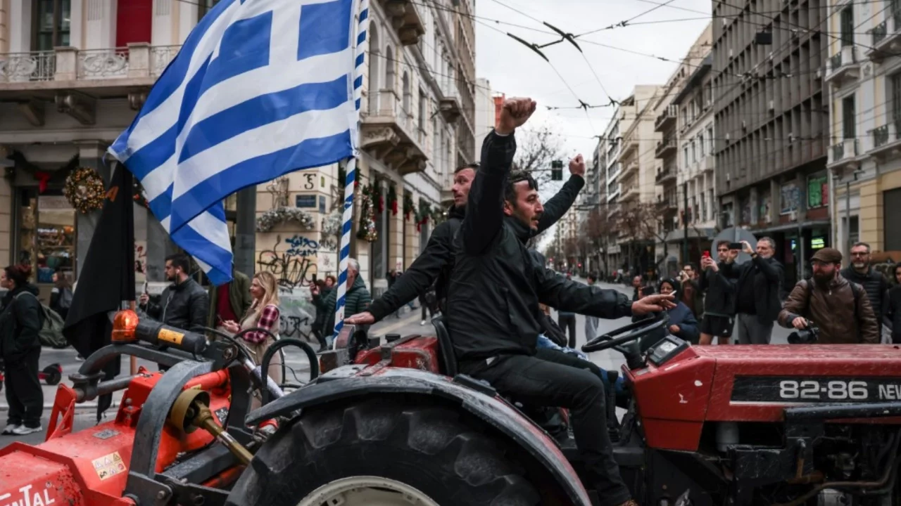 Atina'da Çiftçiler Sokakta: Traktörlerle Parlamento Yürüyüşü