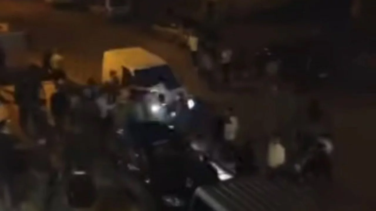 Kavga Edenlerin Arasına Araç Sürdü