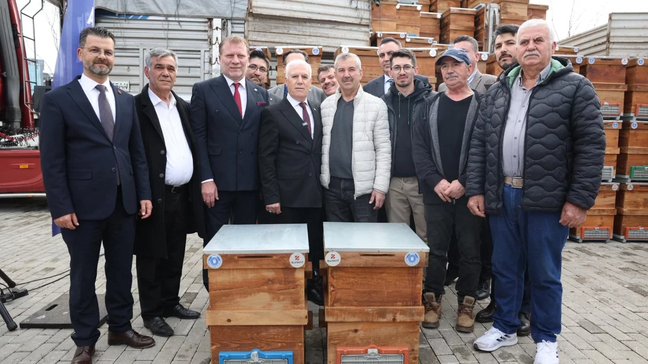 Büyükşehir'den arıcılara kovan desteği