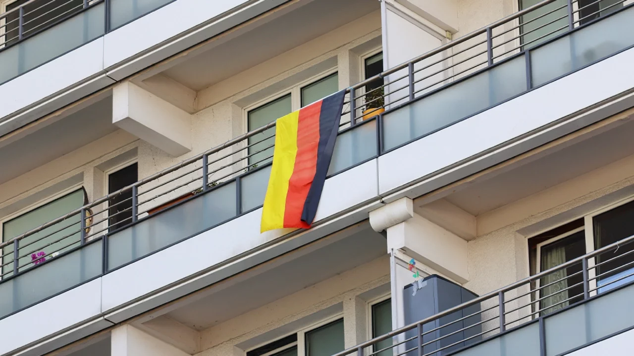 Annesinin Cesedini Yıllarca Sakladı, Maaşını Almaya Devam Etti