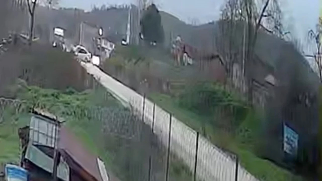 Bursa'da Kaza Kamerada: 3 Kişi Yaralandı