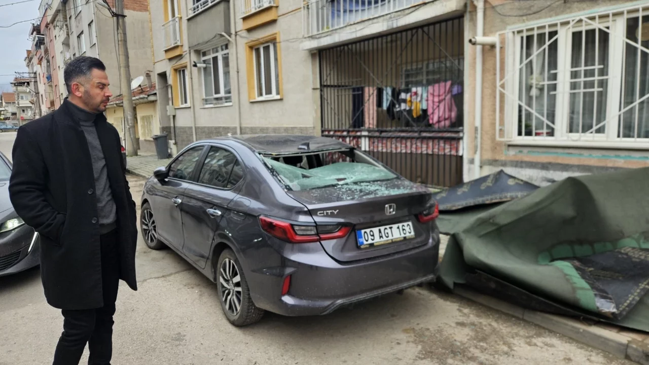 Bursa'da Lodos Çatıyı Uçurdu: Araç Hurdaya Döndü