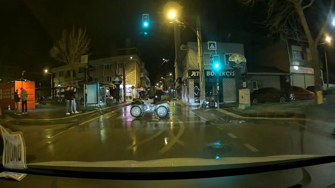 Bursa'da ATV Dehşeti: Drift Atarken Kaldırıma Çarptılar