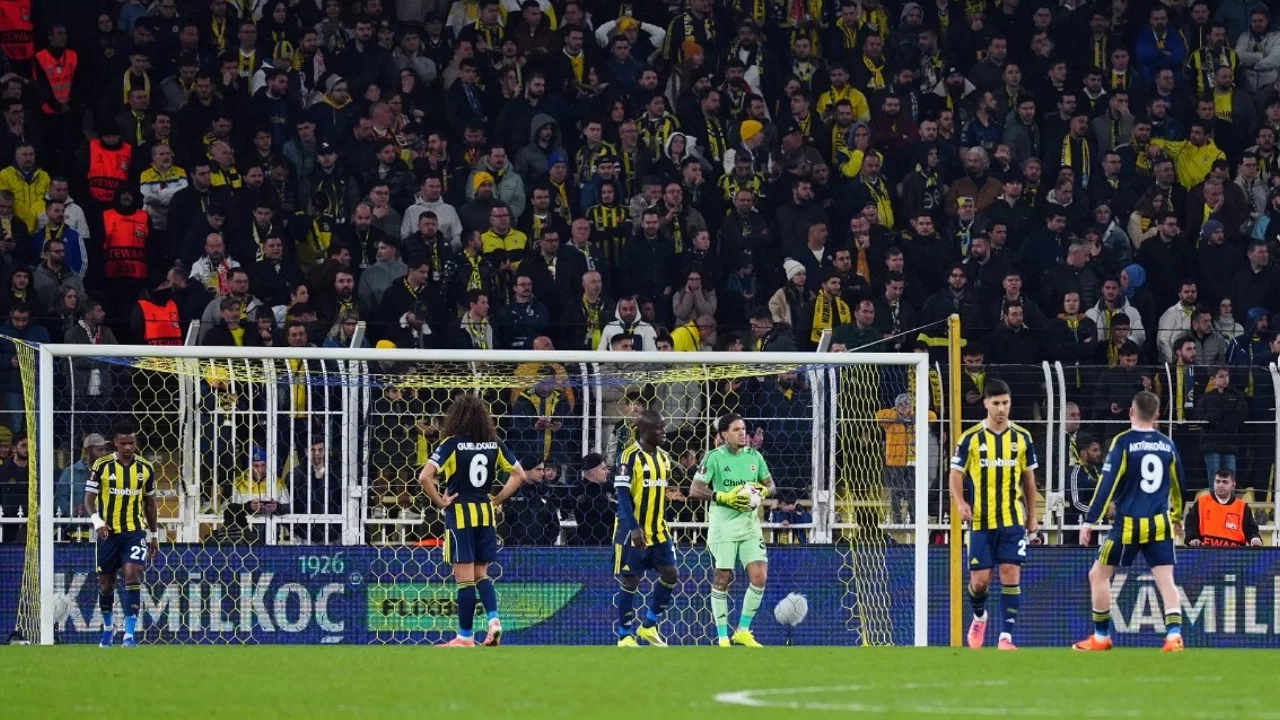 Fenerbahçe sahasında dağıldı! Avrupa'da ağır yenilgi