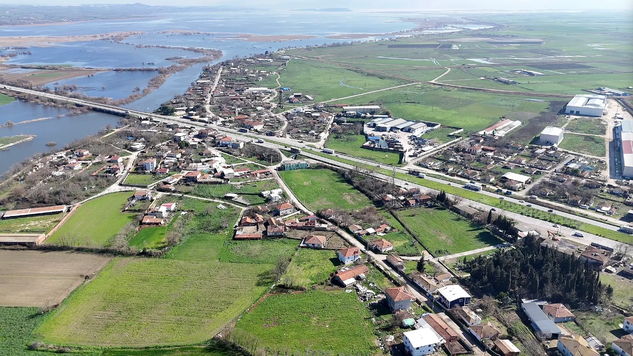 Bursa'da göl taştı! Evlerin bahçeleri su altında