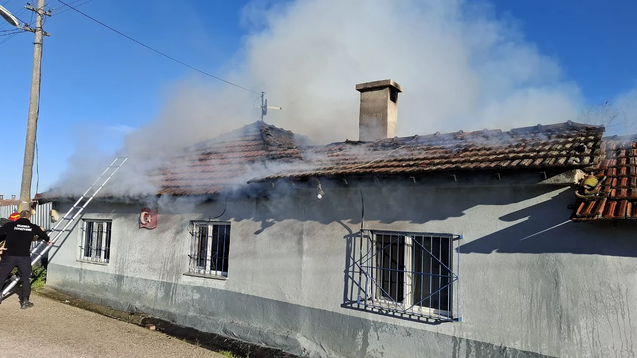 Bursa'da korkutan yangın! Yaşlı çiftin evi kül oldu