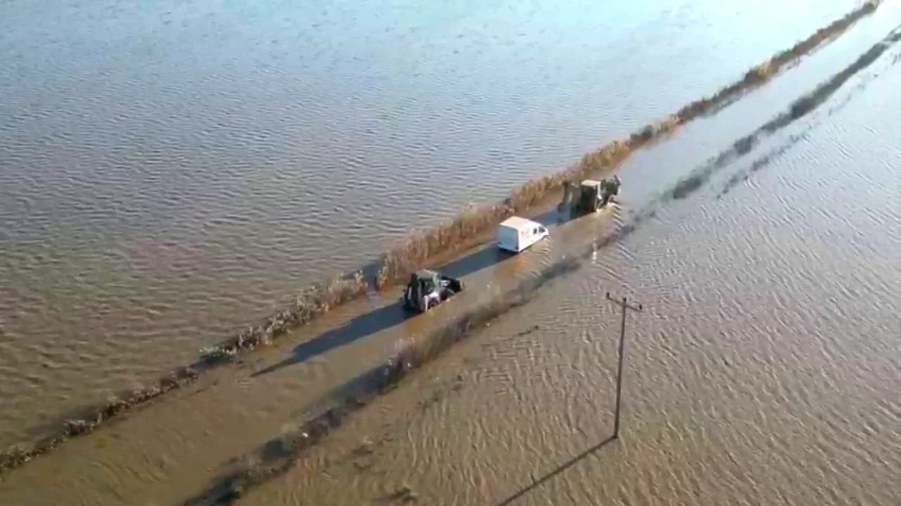 Bursa'da dere taştı! Yol kapandı, araçta mahsur kaldı