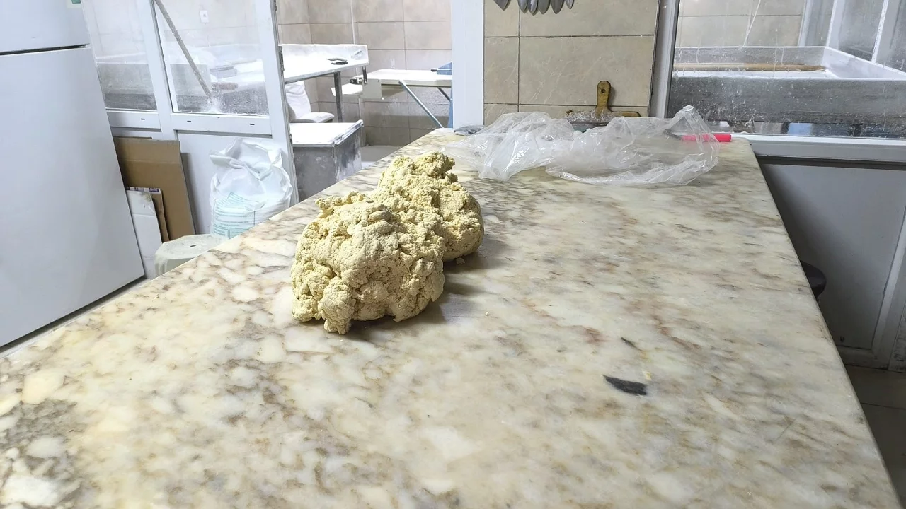 Tatlıda skandal görüntü! Hamuru ayağıyla çiğnedi