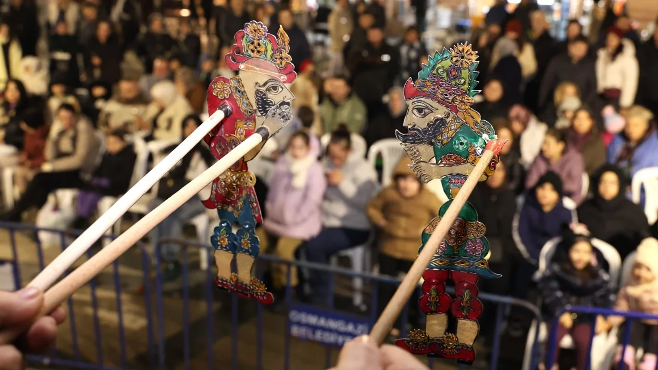 Hacivat İle Karagöz Gölge Oyunu İzleyiciden Tam Not Aldı