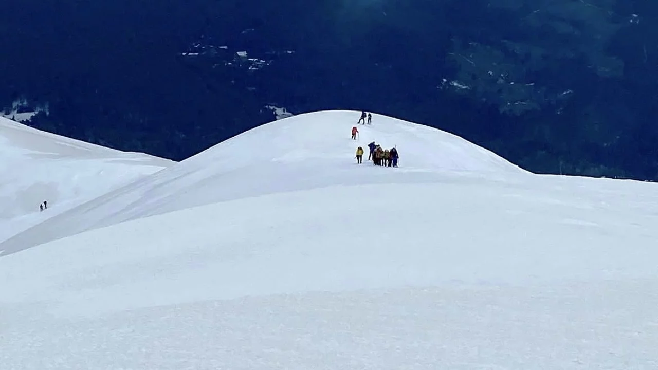 Uludağ zirvesinde anlamlı an! Donan bayrak yenilendi