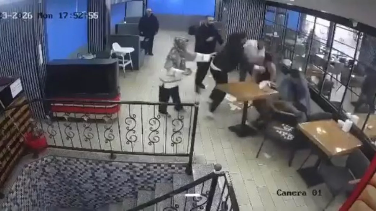 Bursa'da kafede ortalık savaş alanına döndü: Masa ve sandalyeler havada uçuştu