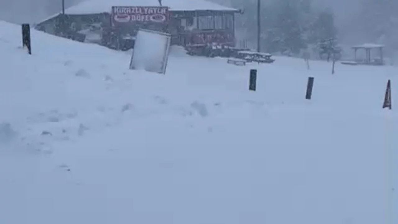 Bursa'da Uludağ'a Şubat sonunda kar sürprizi: Kalınlık 163 santime ulaştı