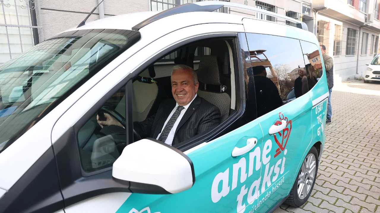 Başkan Şadi Özdemir "Anne Taksi"nin direksiyonuna geçti