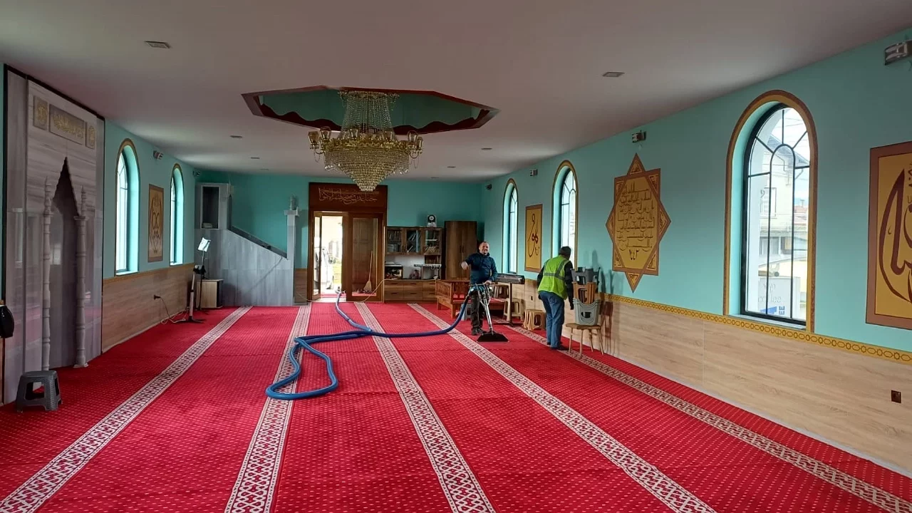 Balkanlar'daki camilerde Ramazan temizliği