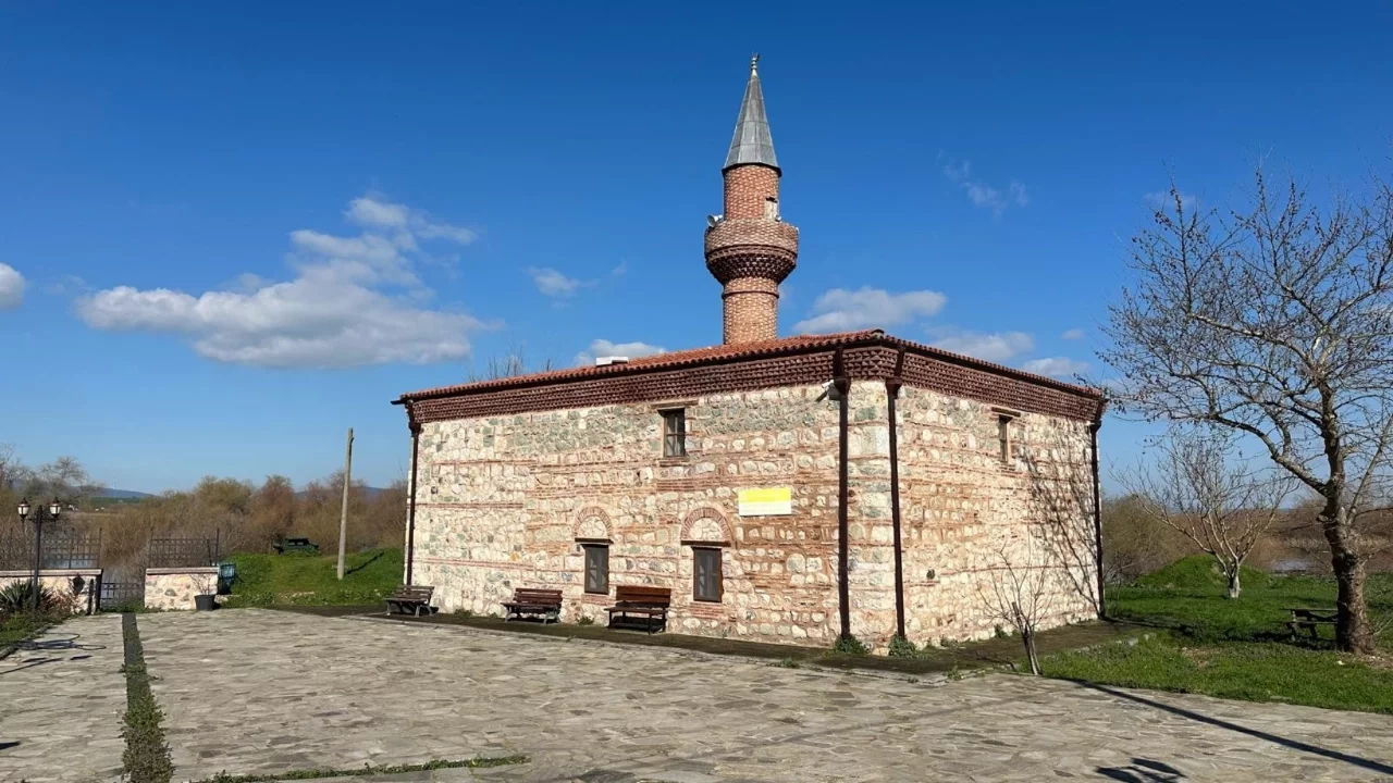 Bursa'da 625 yıllık camiyi sular tehdit ediyor