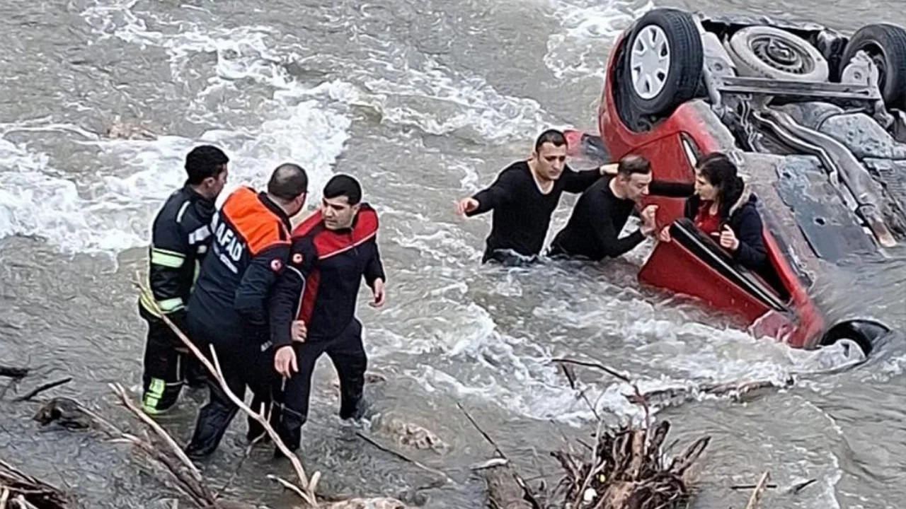 Otomobil nehre uçtu: Anne ve kızı son anda kurtarıldı