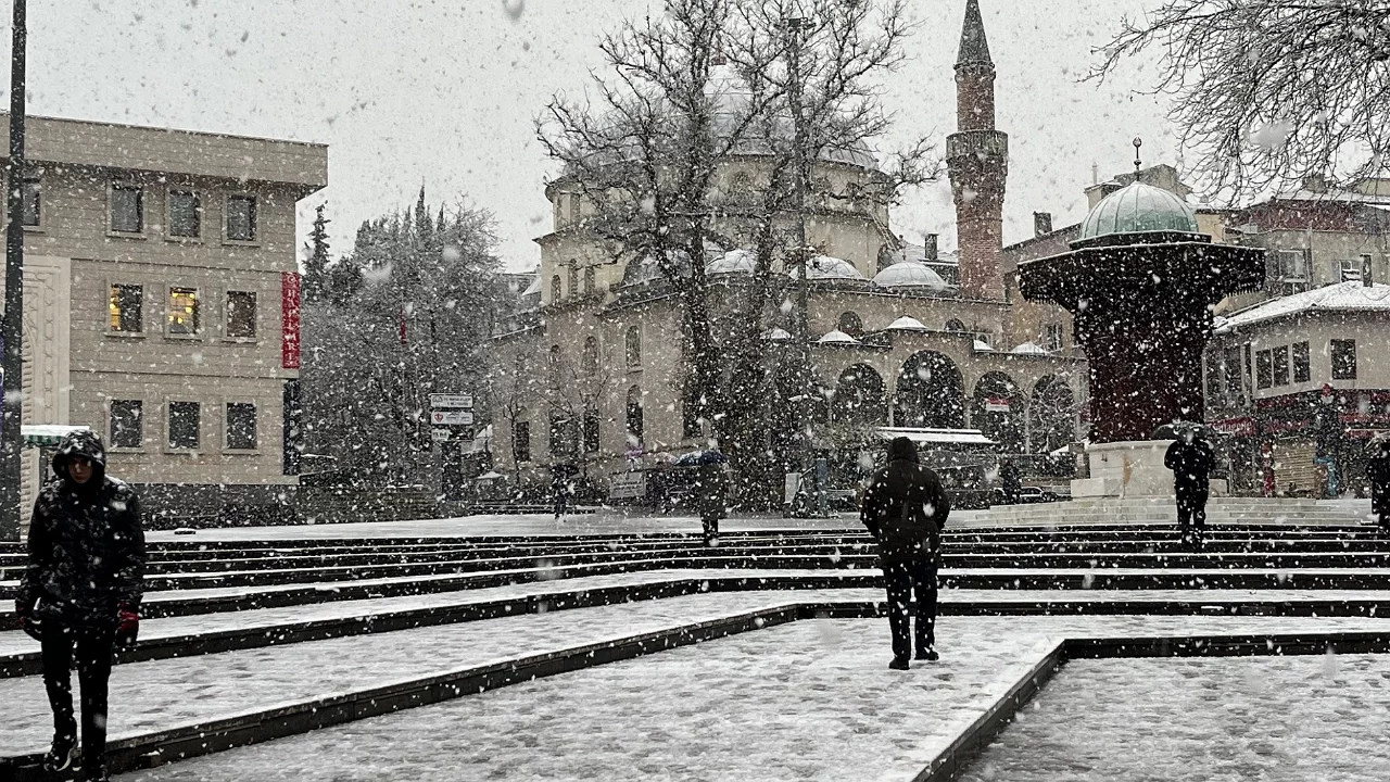 Bursa'da sabah sürprizi: Şehir beyaza büründü