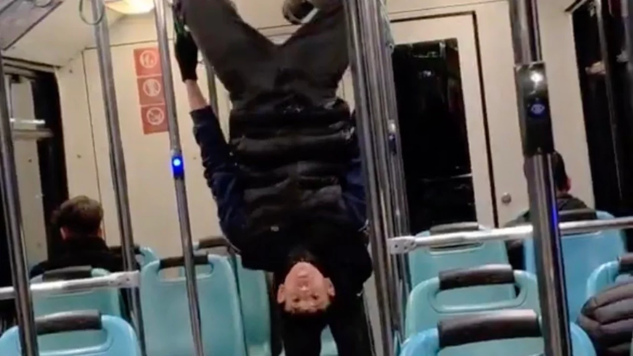 Bursa'da Metroda Tehlikeli Gösteri: Yolcular Tedirgin Oldu