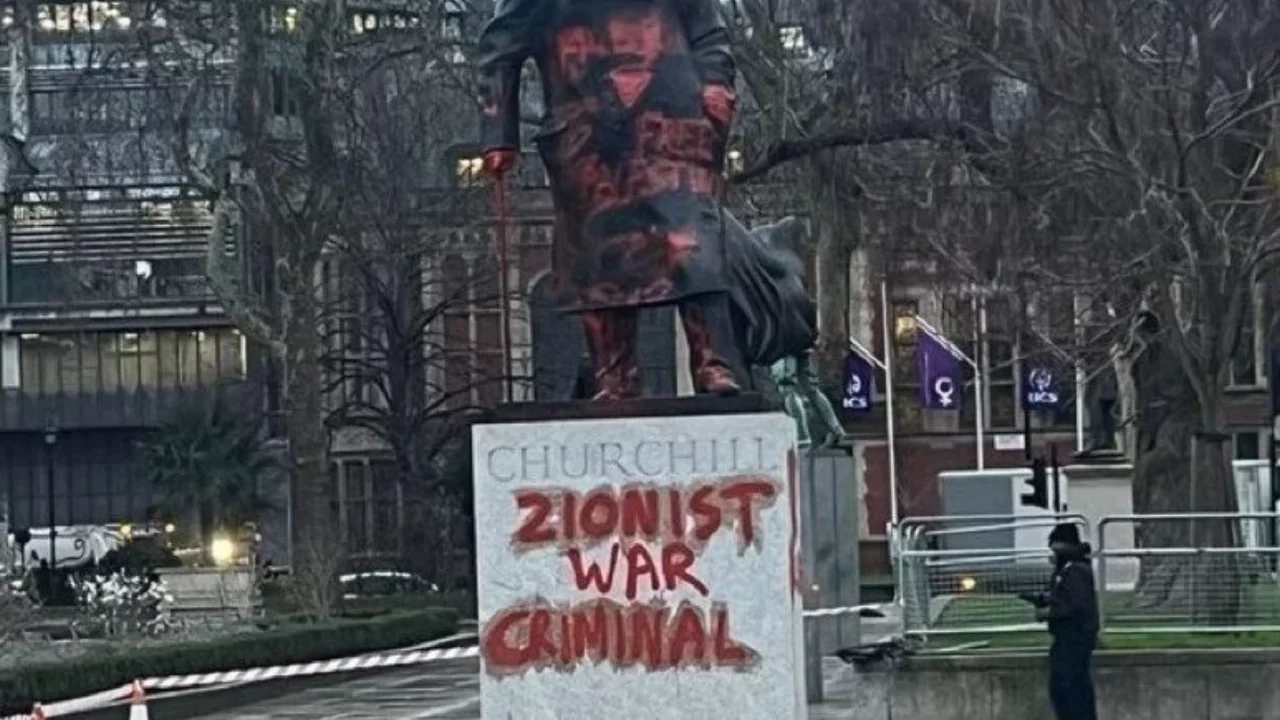 Londra'daki Winston Churchill heykeline kırmızı boyalarla İsrail protestosu