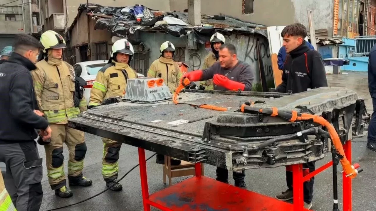 Sarıyer'de elektrikli aracın bataryasında yaşanan parlama kamerada