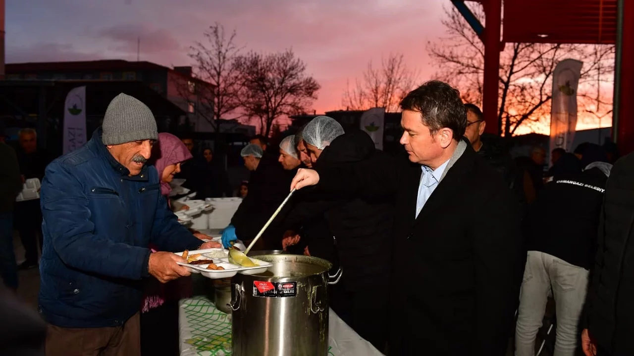 Başkan Erkan Aydın Panayır'da vatandaşlarla gönül sofrasında buluştu