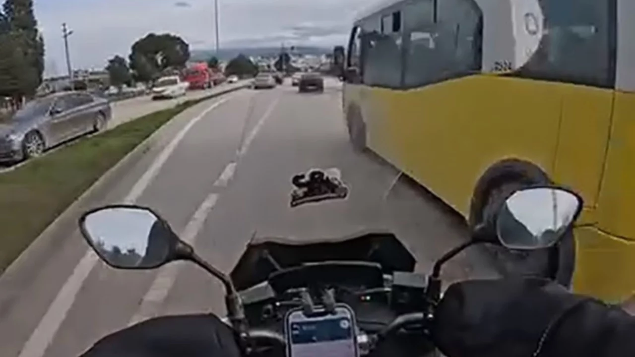 Bursa'da Yürekler Ağıza Geldi: Otobüs Motosikletlinin Önüne Kırdı