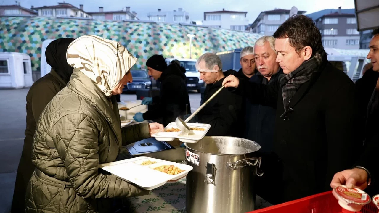 Osmangazi Belediyesi'nin iftar sofrasında yüzlerce kişi bir araya geldi
