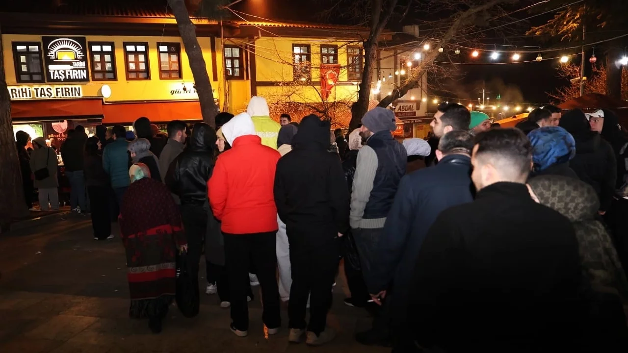 Bursalılar sahurda tarihi meydanda buluştu