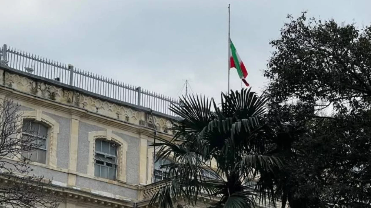 İstanbul'da İran Konsolosluğunda Bayrak Yarıya İndirildi